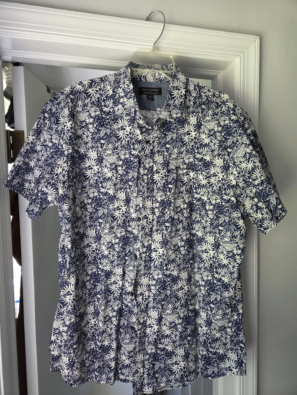 Banana Republic Navy & White Floral Short-Sleeve Button-Down Shirt